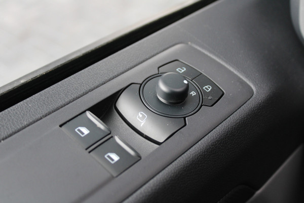 Ford Transit Custom 320 2.0 TDCI L2H1 Trend 136pk - 2x Schuifdeur - Carplay - Camera - Stoelverwarming - LED - 70l tank - Rijklaar
