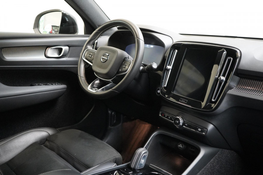 Volvo XC40 1.5 T3 163pk R-Design Automaat | Trekhaak | Navigatie | Camera | Apple Carplay | Two-Tone | 20"