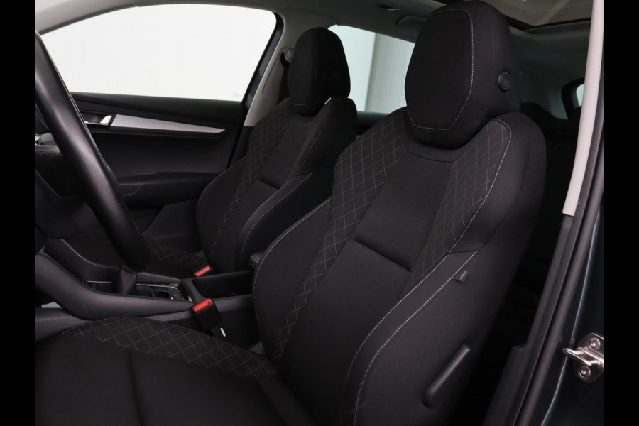 Škoda Karoq 1.0 TSI Business Edition | Panoramadak | Stoelverwarming | Trekhaak | Carplay | Navigatie | Climate control | Parkeerhulp | Cruise control