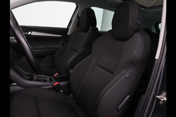 Škoda Karoq 1.0 TSI Business Edition | Panoramadak | Stoelverwarming | Trekhaak | Carplay | Navigatie | Climate control | Parkeerhulp | Cruise control