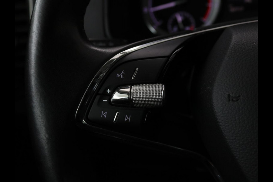 Škoda Karoq 1.0 TSI Business Edition | Panoramadak | Stoelverwarming | Trekhaak | Carplay | Navigatie | Climate control | Parkeerhulp | Cruise control