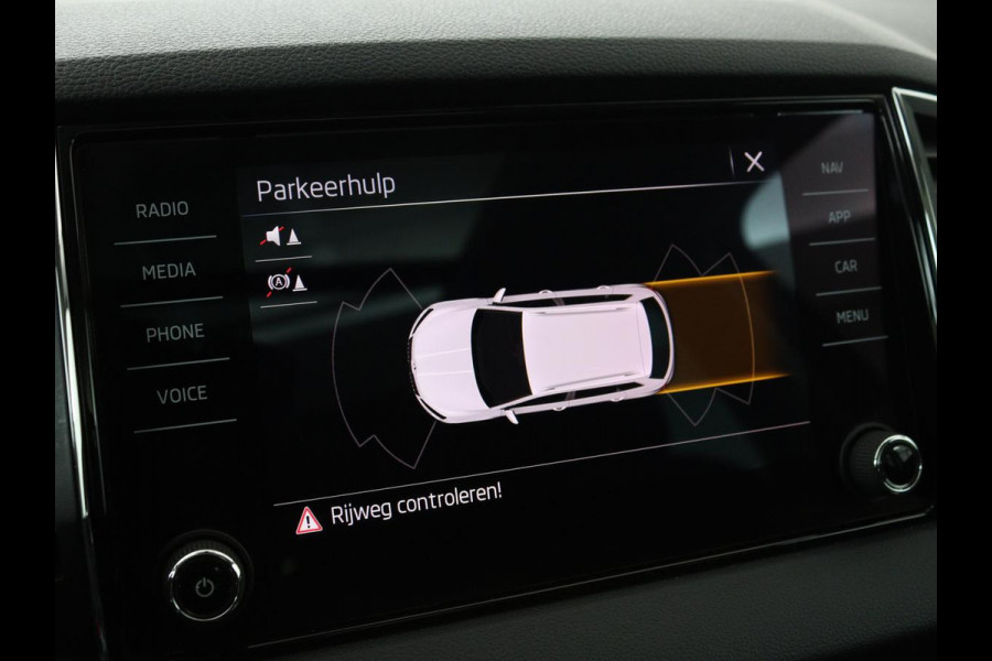 Škoda Karoq 1.0 TSI Business Edition | Panoramadak | Stoelverwarming | Trekhaak | Carplay | Navigatie | Climate control | Parkeerhulp | Cruise control