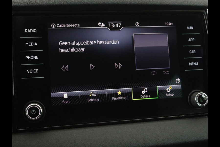 Škoda Karoq 1.0 TSI Business Edition | Panoramadak | Stoelverwarming | Trekhaak | Carplay | Navigatie | Climate control | Parkeerhulp | Cruise control