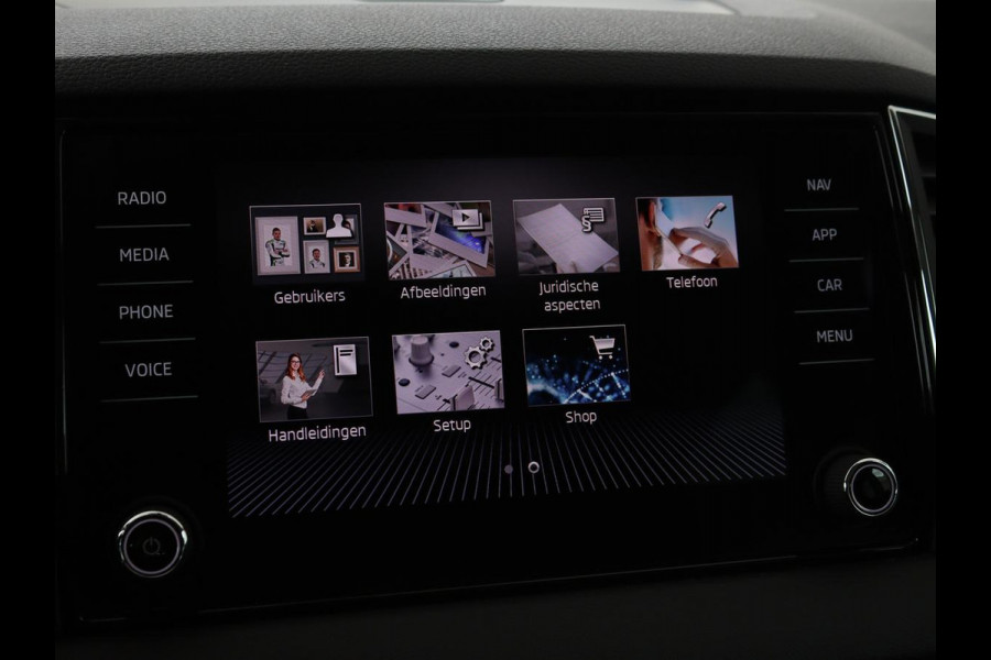 Škoda Karoq 1.0 TSI Business Edition | Panoramadak | Stoelverwarming | Trekhaak | Carplay | Navigatie | Climate control | Parkeerhulp | Cruise control
