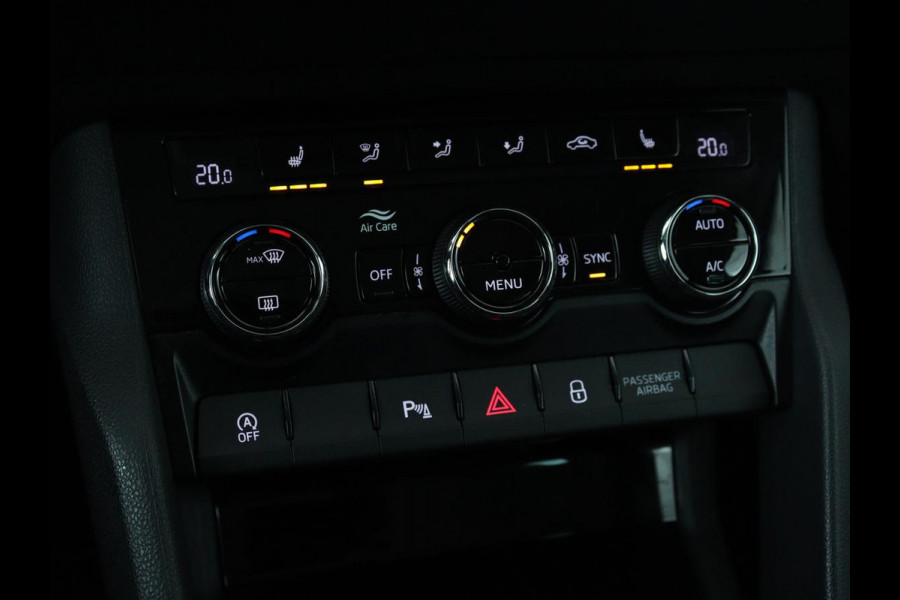 Škoda Karoq 1.0 TSI Business Edition | Panoramadak | Stoelverwarming | Trekhaak | Carplay | Navigatie | Climate control | Parkeerhulp | Cruise control