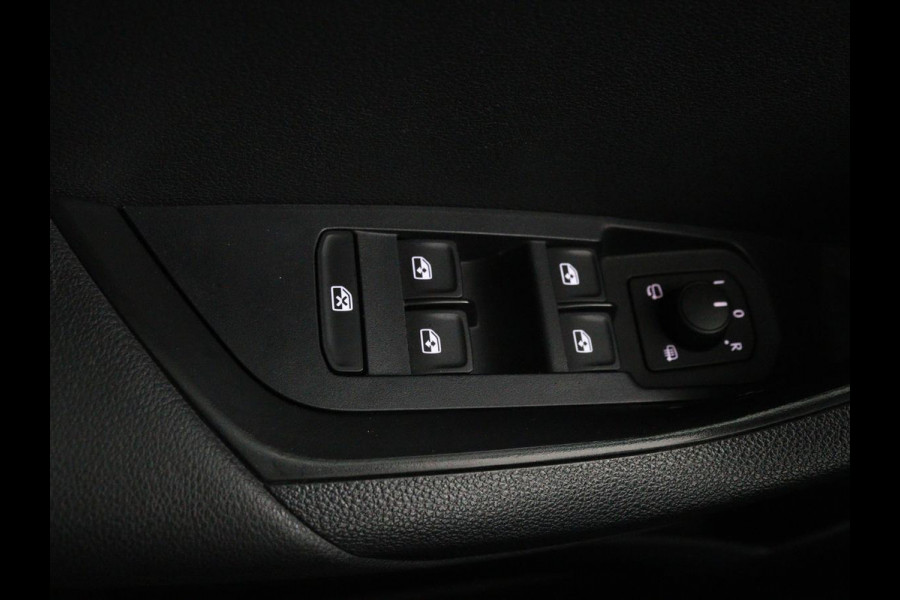 Škoda Karoq 1.0 TSI Business Edition | Panoramadak | Stoelverwarming | Trekhaak | Carplay | Navigatie | Climate control | Parkeerhulp | Cruise control