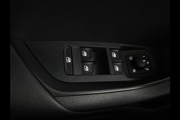 Škoda Karoq 1.0 TSI Business Edition | Panoramadak | Stoelverwarming | Trekhaak | Carplay | Navigatie | Climate control | Parkeerhulp | Cruise control