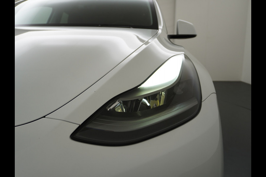 Tesla Model Y RWD 58kWh Lmv 19" Warmtepomp LFP-Accu Autopilot FSD-Computer 3 Leder Panoramadak Elektr.Stuur+Stoel+Verwarmd Navi Ecc Premium Au Camera's Elektr.AchterKlep Parkeer Assistent 2xContactloos-laden Sentry-Mode PrivacyGlas Bluetooth Dodehoek detector Connected services AMD-Ryzen Processor 1.600kg trekvermogen Origineel Nederlandse Auto Fabrieksgarantie t/m 31-12-2026 Garantie op Accu en Motor tot 04-08-2031 max. 160.000km 1e particuliere eigenaar!