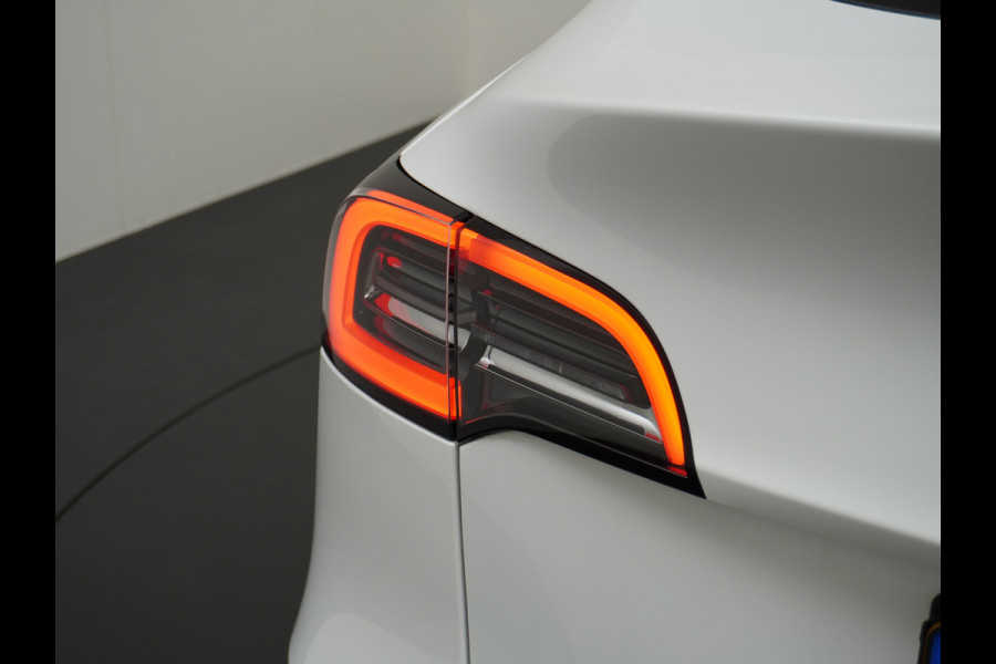 Tesla Model Y RWD 58kWh Lmv 19" Warmtepomp LFP-Accu Autopilot FSD-Computer 3 Leder Panoramadak Elektr.Stuur+Stoel+Verwarmd Navi Ecc Premium Au Camera's Elektr.AchterKlep Parkeer Assistent 2xContactloos-laden Sentry-Mode PrivacyGlas Bluetooth Dodehoek detector Connected services AMD-Ryzen Processor 1.600kg trekvermogen Origineel Nederlandse Auto Fabrieksgarantie t/m 31-12-2026 Garantie op Accu en Motor tot 04-08-2031 max. 160.000km 1e particuliere eigenaar!