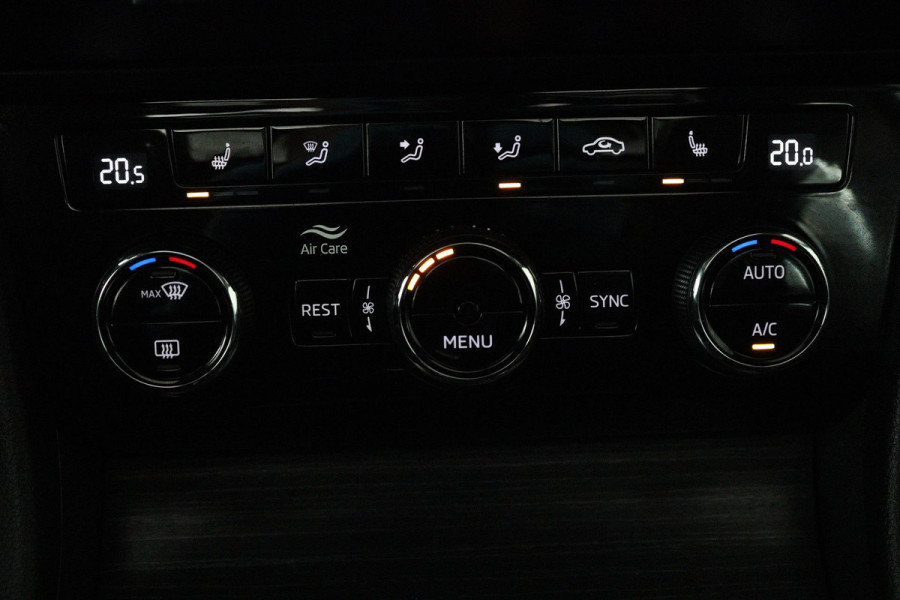 Škoda Superb Combi 1.5 TSI ACT Business Edition (PANORAMADAK, STOELVERWARMING, CAMERA, ELEKTR STOELEN, CRUISE, NL-AUTO)