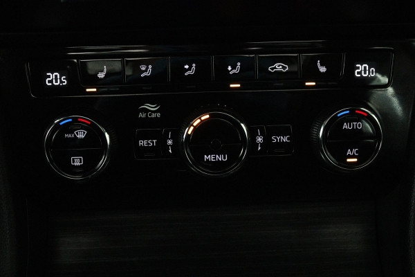 Škoda Superb Combi 1.5 TSI ACT Business Edition (PANORAMADAK, STOELVERWARMING, CAMERA, ELEKTR STOELEN, CRUISE, NL-AUTO)