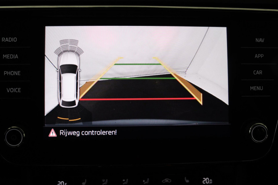 Škoda Superb Combi 1.5 TSI ACT Business Edition (PANORAMADAK, STOELVERWARMING, CAMERA, ELEKTR STOELEN, CRUISE, NL-AUTO)