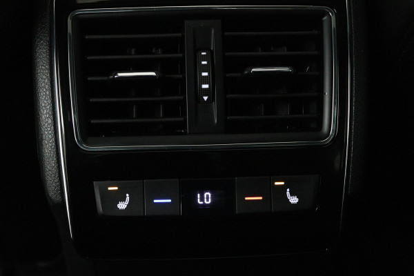 Škoda Superb Combi 1.5 TSI ACT Business Edition (PANORAMADAK, STOELVERWARMING, CAMERA, ELEKTR STOELEN, CRUISE, NL-AUTO)