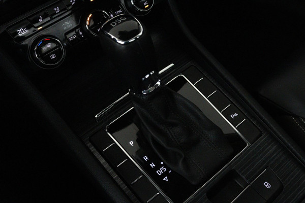 Škoda Superb Combi 1.5 TSI ACT Business Edition (PANORAMADAK, STOELVERWARMING, CAMERA, ELEKTR STOELEN, CRUISE, NL-AUTO)