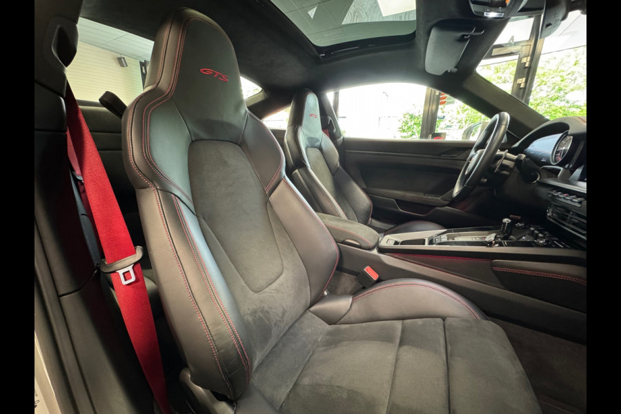 Porsche 911 3.0 Carrera GTS AUT. PANORAMADAK NAVIGATIE APPLE CARPLAY STOELVERWARMING CAMERA PDC AIRCO CRUISE