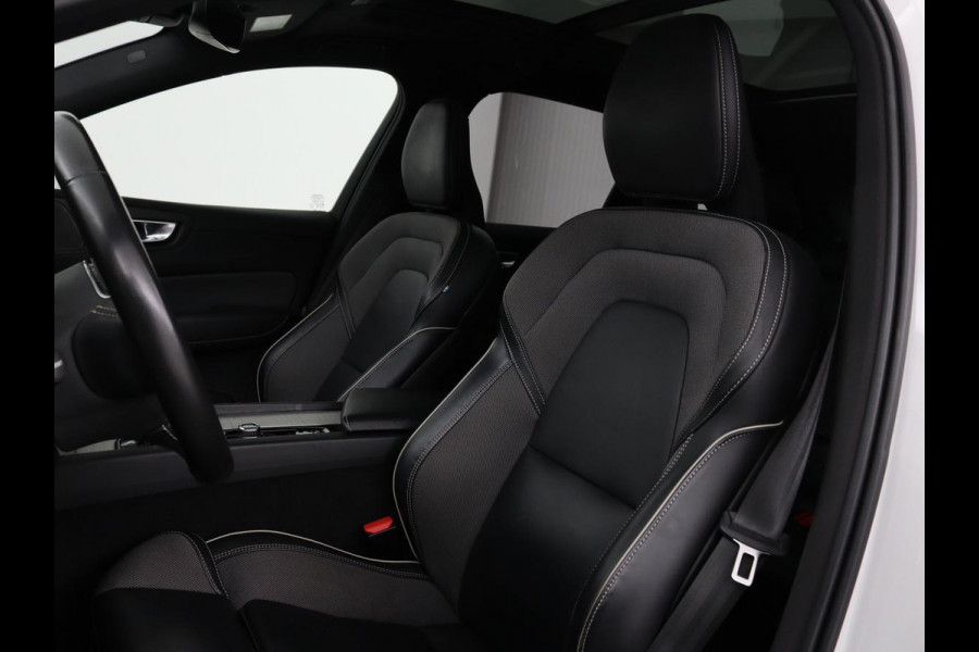 Volvo XC60 2.0 Recharge T6 AWD R Design | Panoramadak | Head-Up | Stoel & stuurverwarming | Camera | Adaptive cruise | Trekhaak | Harman/Kardon | Navigatie | Full LED | 22'' lichtmetalen velgen