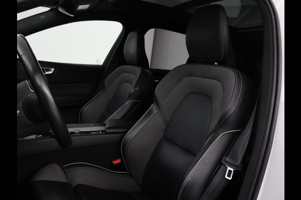 Volvo XC60 2.0 Recharge T6 AWD R Design | Panoramadak | Head-Up | Stoel & stuurverwarming | Camera | Adaptive cruise | Trekhaak | Harman/Kardon | Navigatie | Full LED | 22'' lichtmetalen velgen