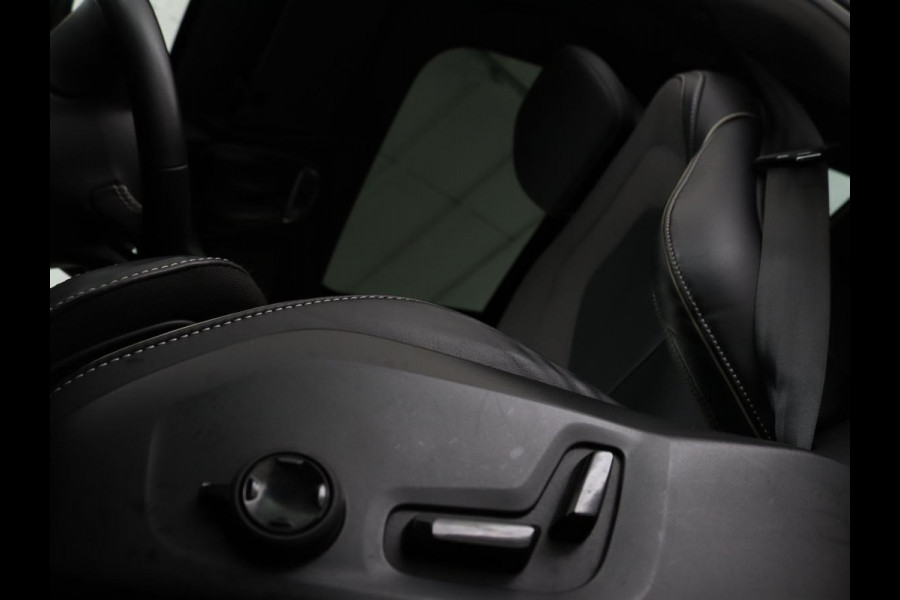 Volvo XC60 2.0 Recharge T6 AWD R Design | Panoramadak | Head-Up | Stoel & stuurverwarming | Camera | Adaptive cruise | Trekhaak | Harman/Kardon | Navigatie | Full LED | 22'' lichtmetalen velgen