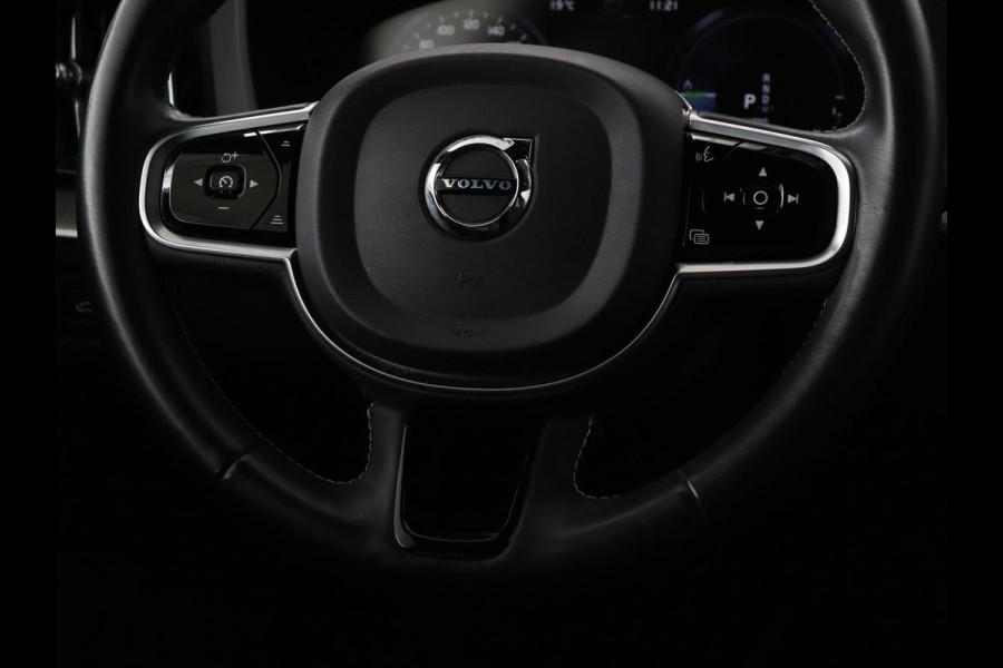 Volvo XC60 2.0 Recharge T6 AWD R Design | Panoramadak | Head-Up | Stoel & stuurverwarming | Camera | Adaptive cruise | Trekhaak | Harman/Kardon | Navigatie | Full LED | 22'' lichtmetalen velgen