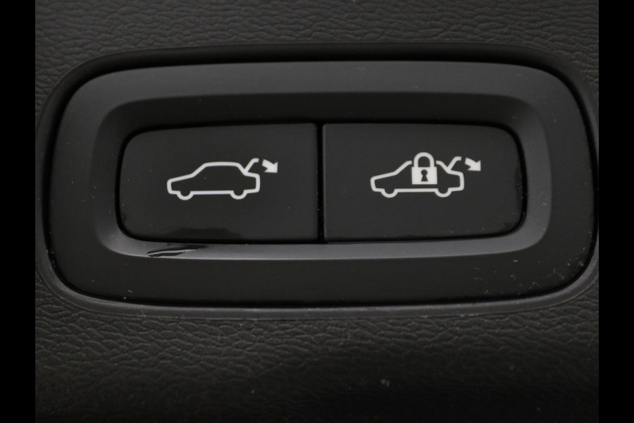 Volvo XC60 2.0 Recharge T6 AWD R Design | Panoramadak | Head-Up | Stoel & stuurverwarming | Camera | Adaptive cruise | Trekhaak | Harman/Kardon | Navigatie | Full LED | 22'' lichtmetalen velgen