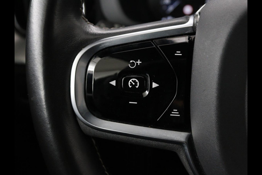 Volvo XC60 2.0 Recharge T6 AWD R Design | Panoramadak | Head-Up | Stoel & stuurverwarming | Camera | Adaptive cruise | Trekhaak | Harman/Kardon | Navigatie | Full LED | 22'' lichtmetalen velgen