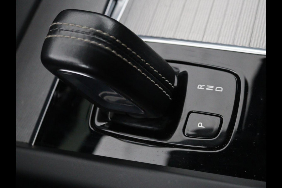 Volvo XC60 2.0 Recharge T6 AWD R Design | Panoramadak | Head-Up | Stoel & stuurverwarming | Camera | Adaptive cruise | Trekhaak | Harman/Kardon | Navigatie | Full LED | 22'' lichtmetalen velgen