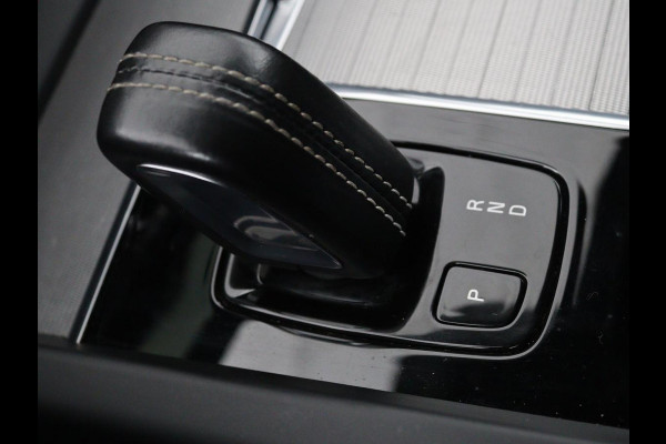 Volvo XC60 2.0 Recharge T6 AWD R Design | Panoramadak | Head-Up | Stoel & stuurverwarming | Camera | Adaptive cruise | Trekhaak | Harman/Kardon | Navigatie | Full LED | 22'' lichtmetalen velgen