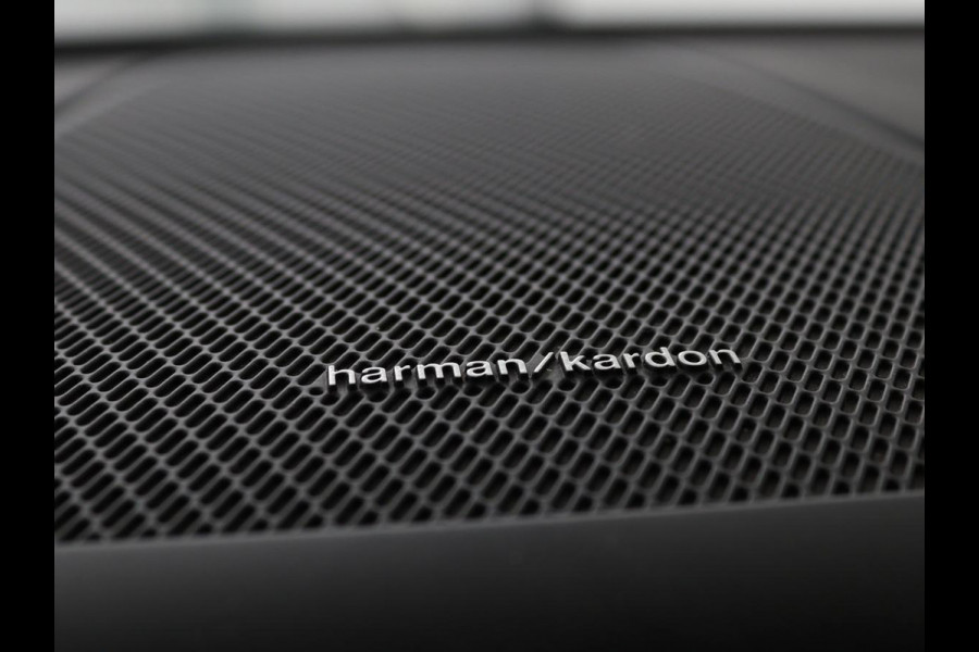 Volvo XC60 2.0 Recharge T6 AWD R Design | Panoramadak | Head-Up | Stoel & stuurverwarming | Camera | Adaptive cruise | Trekhaak | Harman/Kardon | Navigatie | Full LED | 22'' lichtmetalen velgen