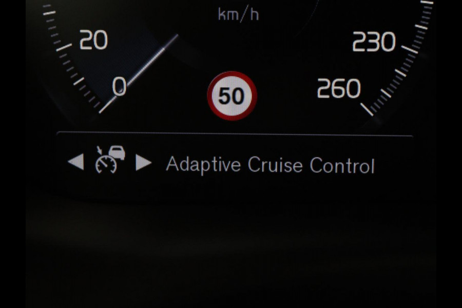 Volvo XC60 2.0 Recharge T6 AWD R Design | Panoramadak | Head-Up | Stoel & stuurverwarming | Camera | Adaptive cruise | Trekhaak | Harman/Kardon | Navigatie | Full LED | 22'' lichtmetalen velgen