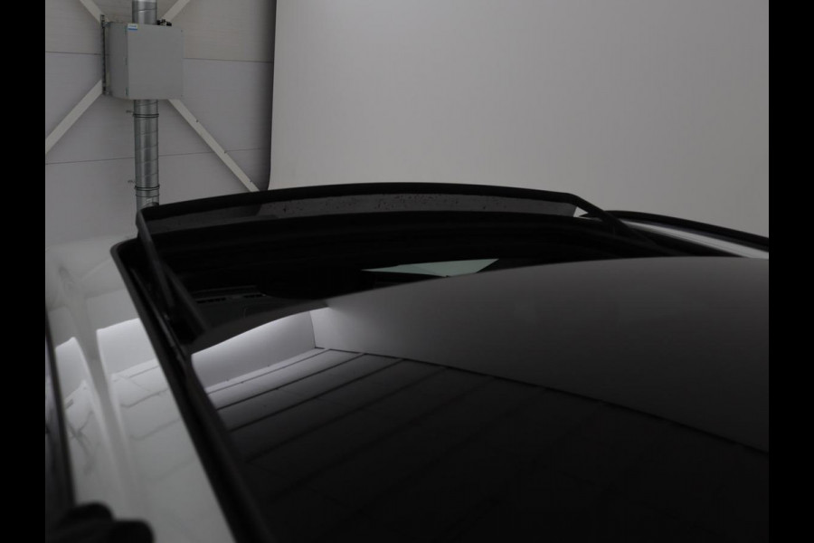 Volvo XC60 2.0 Recharge T6 AWD R Design | Panoramadak | Head-Up | Stoel & stuurverwarming | Camera | Adaptive cruise | Trekhaak | Harman/Kardon | Navigatie | Full LED | 22'' lichtmetalen velgen