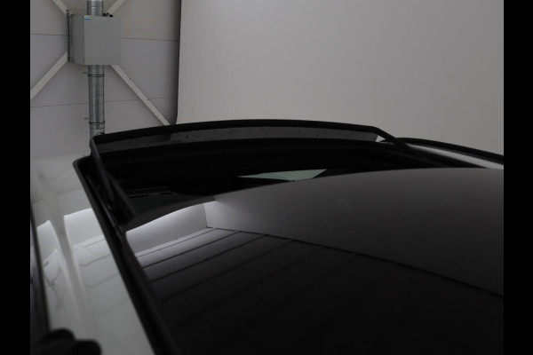 Volvo XC60 2.0 Recharge T6 AWD R Design | Panoramadak | Head-Up | Stoel & stuurverwarming | Camera | Adaptive cruise | Trekhaak | Harman/Kardon | Navigatie | Full LED | 22'' lichtmetalen velgen