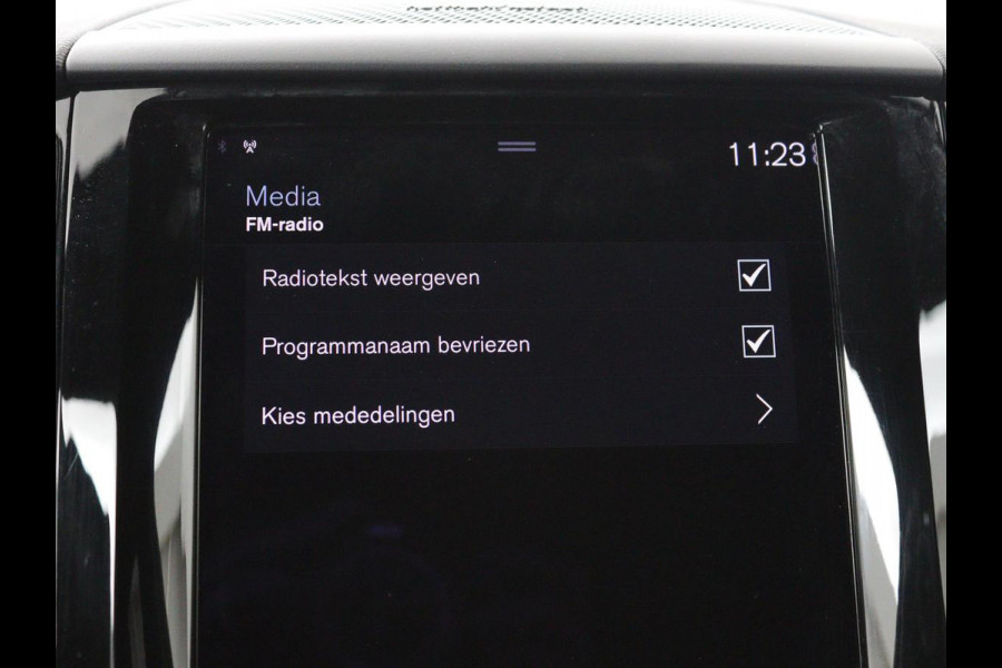 Volvo XC60 2.0 Recharge T6 AWD R Design | Panoramadak | Head-Up | Stoel & stuurverwarming | Camera | Adaptive cruise | Trekhaak | Harman/Kardon | Navigatie | Full LED | 22'' lichtmetalen velgen