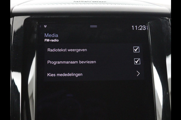 Volvo XC60 2.0 Recharge T6 AWD R Design | Panoramadak | Head-Up | Stoel & stuurverwarming | Camera | Adaptive cruise | Trekhaak | Harman/Kardon | Navigatie | Full LED | 22'' lichtmetalen velgen