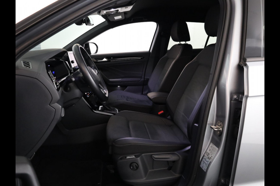 Volkswagen T-Roc 1.5 TSI R-Line 150 pk Automaat (DSG) | Navigatie | Parkeersensoren (Park assist) | Achteruitrijcamera | Matrix LED koplampen | Stoelverwarming | Black Style pakket | R-Line |