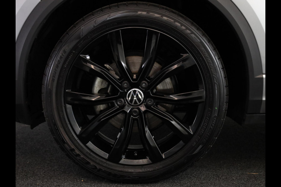 Volkswagen T-Roc 1.5 TSI R-Line 150 pk Automaat (DSG) | Navigatie | Parkeersensoren (Park assist) | Achteruitrijcamera | Matrix LED koplampen | Stoelverwarming | Black Style pakket | R-Line |