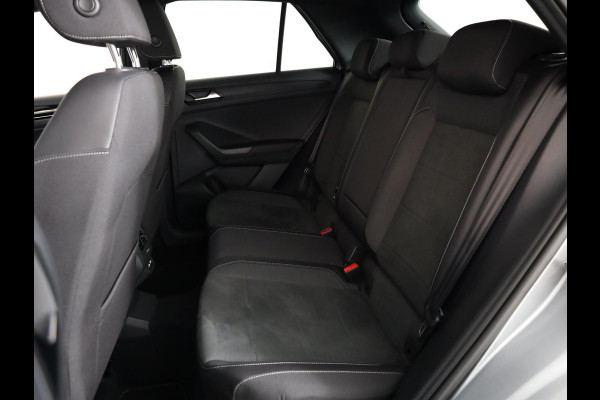 Volkswagen T-Roc 1.5 TSI R-Line 150 pk Automaat (DSG) | Navigatie | Parkeersensoren (Park assist) | Achteruitrijcamera | Matrix LED koplampen | Stoelverwarming | Black Style pakket | R-Line |
