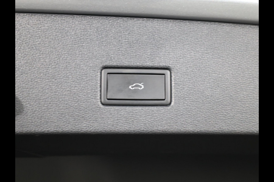 Volkswagen T-Roc 1.5 TSI R-Line 150 pk Automaat (DSG) | Navigatie | Parkeersensoren (Park assist) | Achteruitrijcamera | Matrix LED koplampen | Stoelverwarming | Black Style pakket | R-Line |