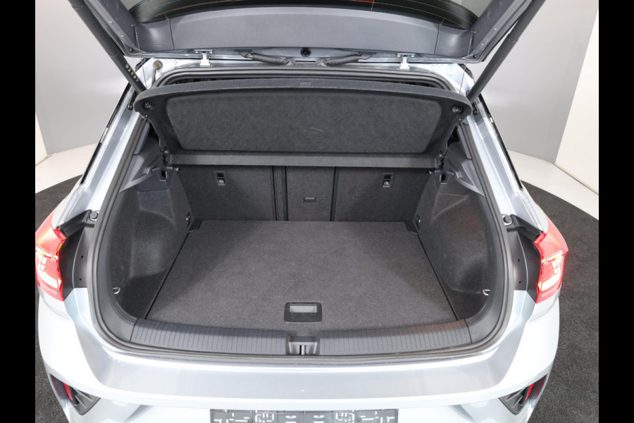 Volkswagen T-Roc 1.5 TSI R-Line 150 pk Automaat (DSG) | Navigatie | Parkeersensoren (Park assist) | Achteruitrijcamera | Matrix LED koplampen | Stoelverwarming | Black Style pakket | R-Line |