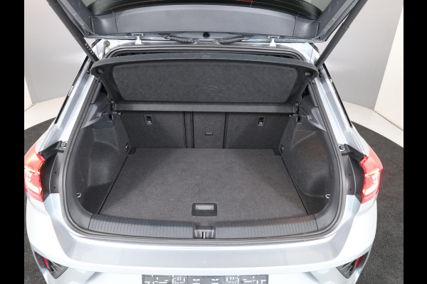 Volkswagen T-Roc 1.5 TSI R-Line 150 pk Automaat (DSG) | Navigatie | Parkeersensoren (Park assist) | Achteruitrijcamera | Matrix LED koplampen | Stoelverwarming | Black Style pakket | R-Line |