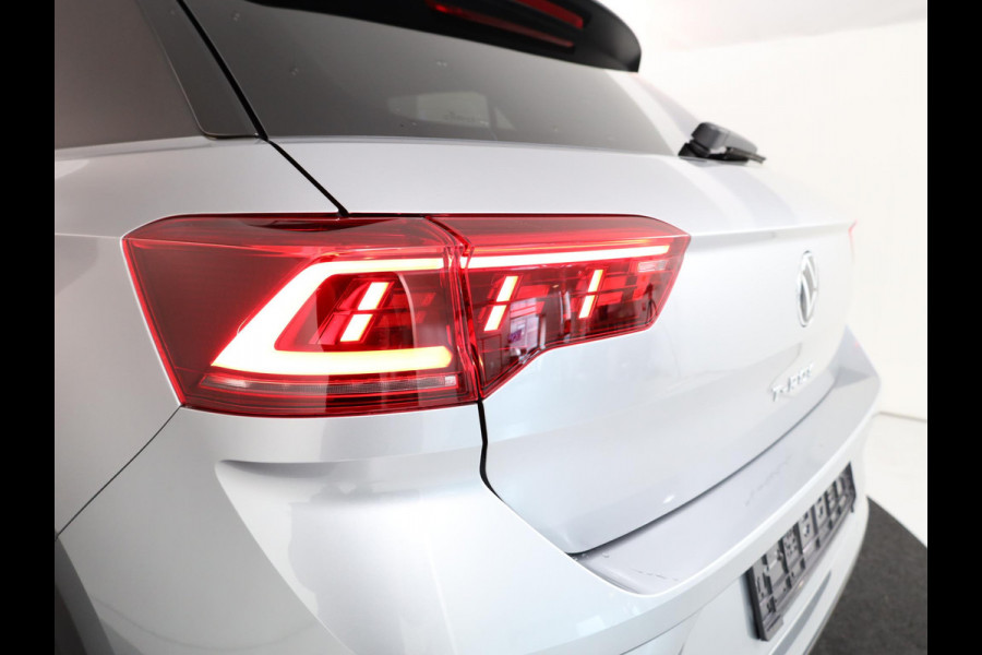 Volkswagen T-Roc 1.5 TSI R-Line 150 pk Automaat (DSG) | Navigatie | Parkeersensoren (Park assist) | Achteruitrijcamera | Matrix LED koplampen | Stoelverwarming | Black Style pakket | R-Line |