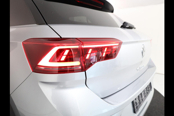 Volkswagen T-Roc 1.5 TSI R-Line 150 pk Automaat (DSG) | Navigatie | Parkeersensoren (Park assist) | Achteruitrijcamera | Matrix LED koplampen | Stoelverwarming | Black Style pakket | R-Line |