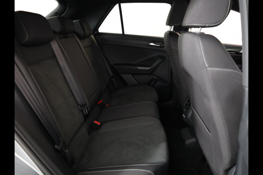 Volkswagen T-Roc 1.5 TSI R-Line 150 pk Automaat (DSG) | Navigatie | Parkeersensoren (Park assist) | Achteruitrijcamera | Matrix LED koplampen | Stoelverwarming | Black Style pakket | R-Line |