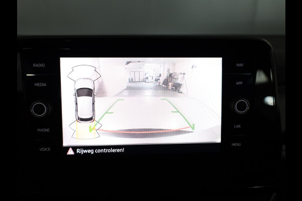 Volkswagen T-Roc 1.5 TSI R-Line 150 pk Automaat (DSG) | Navigatie | Parkeersensoren (Park assist) | Achteruitrijcamera | Matrix LED koplampen | Stoelverwarming | Black Style pakket | R-Line |