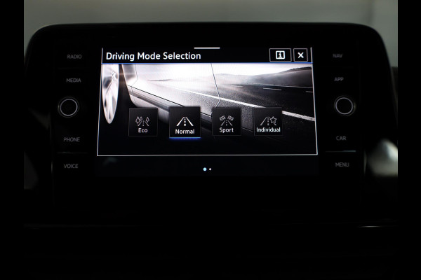 Volkswagen T-Roc 1.5 TSI R-Line 150 pk Automaat (DSG) | Navigatie | Parkeersensoren (Park assist) | Achteruitrijcamera | Matrix LED koplampen | Stoelverwarming | Black Style pakket | R-Line |