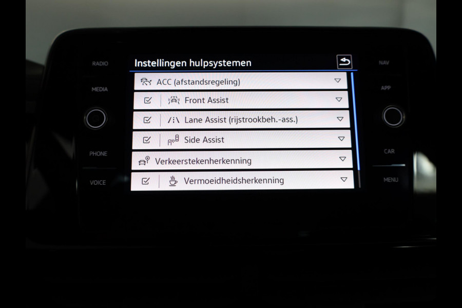 Volkswagen T-Roc 1.5 TSI R-Line 150 pk Automaat (DSG) | Navigatie | Parkeersensoren (Park assist) | Achteruitrijcamera | Matrix LED koplampen | Stoelverwarming | Black Style pakket | R-Line |