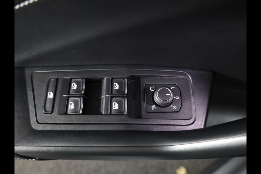 Volkswagen T-Roc 1.5 TSI R-Line 150 pk Automaat (DSG) | Navigatie | Parkeersensoren (Park assist) | Achteruitrijcamera | Matrix LED koplampen | Stoelverwarming | Black Style pakket | R-Line |