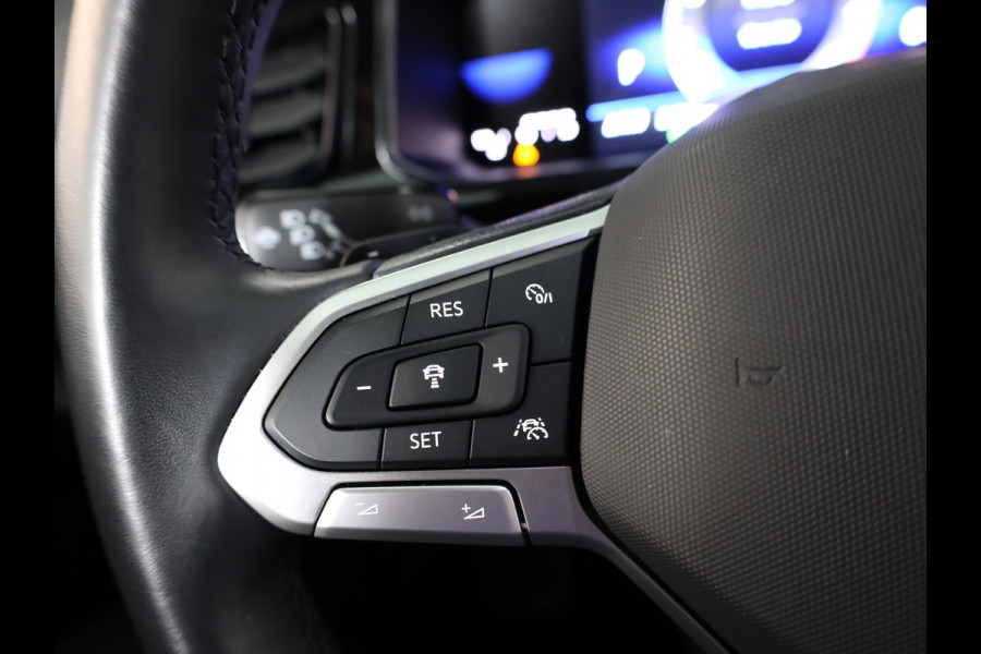 Volkswagen T-Roc 1.5 TSI R-Line 150 pk Automaat (DSG) | Navigatie | Parkeersensoren (Park assist) | Achteruitrijcamera | Matrix LED koplampen | Stoelverwarming | Black Style pakket | R-Line |
