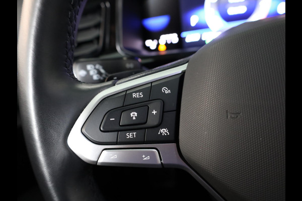 Volkswagen T-Roc 1.5 TSI R-Line 150 pk Automaat (DSG) | Navigatie | Parkeersensoren (Park assist) | Achteruitrijcamera | Matrix LED koplampen | Stoelverwarming | Black Style pakket | R-Line |