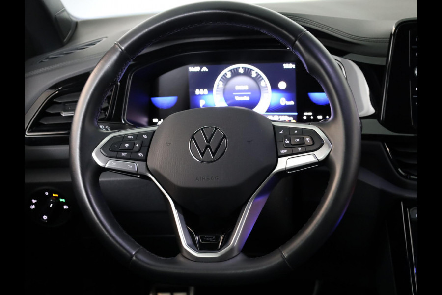 Volkswagen T-Roc 1.5 TSI R-Line 150 pk Automaat (DSG) | Navigatie | Parkeersensoren (Park assist) | Achteruitrijcamera | Matrix LED koplampen | Stoelverwarming | Black Style pakket | R-Line |