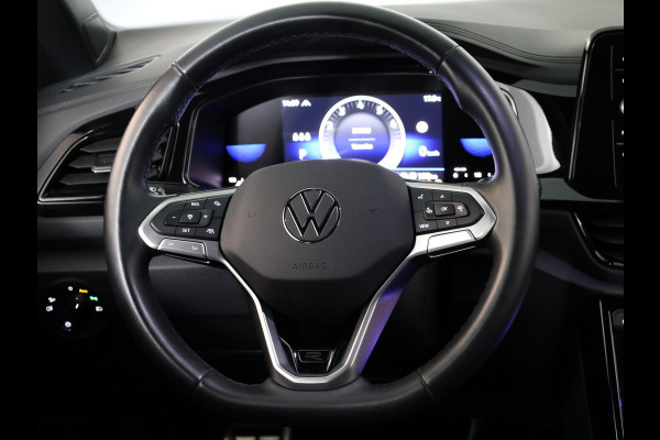 Volkswagen T-Roc 1.5 TSI R-Line 150 pk Automaat (DSG) | Navigatie | Parkeersensoren (Park assist) | Achteruitrijcamera | Matrix LED koplampen | Stoelverwarming | Black Style pakket | R-Line |
